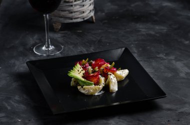 Somon, avokado ve patates mükemmel salata yapmak için limon sosuna karıştırılmış. Çiçek şeklinde sağlıklı bir salata, restoran servisi..