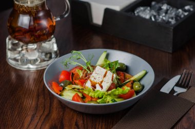 Geleneksel Yunan salatası taze sebze, peynir ve zeytinli. Kırsal tarzda. Seçici odak