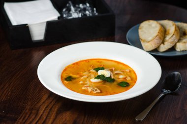 Yumurtalı tavuk çorbası. Restoranda bir yemek.