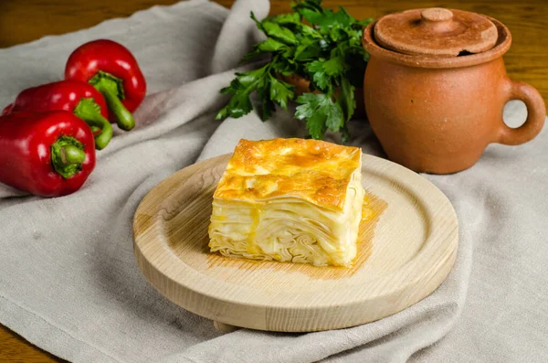 Mayasız hamurdan peynirli börek. Gürcistan mutfağı - Khachapuri Achma