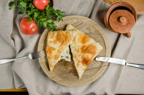 Khachapuri, Gürcü mutfağını katmanlamış. Üst görünüm