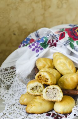 Lahana, patates ve fasulye ile doldurulmuş Ukraynalı küçük börek