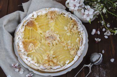 Armut ve badem krema ile bahar tart