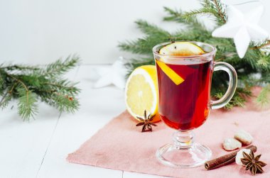 Baharatlar ve narenciye mulled şarap