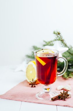 Baharatlar ve narenciye mulled şarap