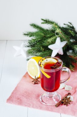 Baharatlar ve narenciye mulled şarap