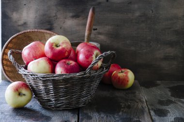 Elma ile eski sepeti