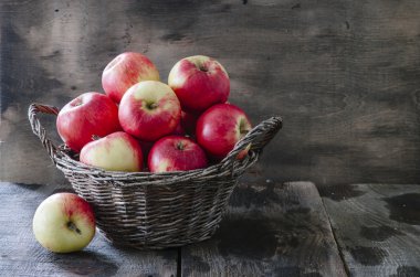 Elma ile eski sepeti