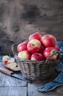 Elma ile eski sepeti