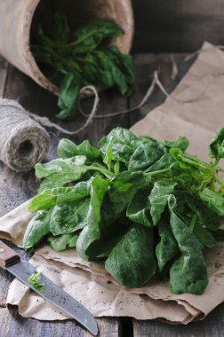 Ahşap masa üzerinde taze ıspanak