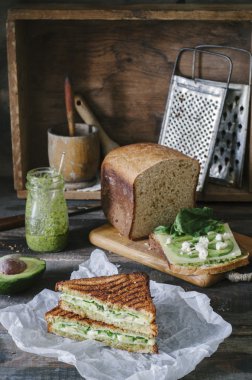 Peynir, pesto, avokado ve ıspanak ile sandviç