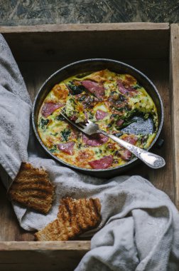 Ülke kahvaltı - frittata bir pan ve tost