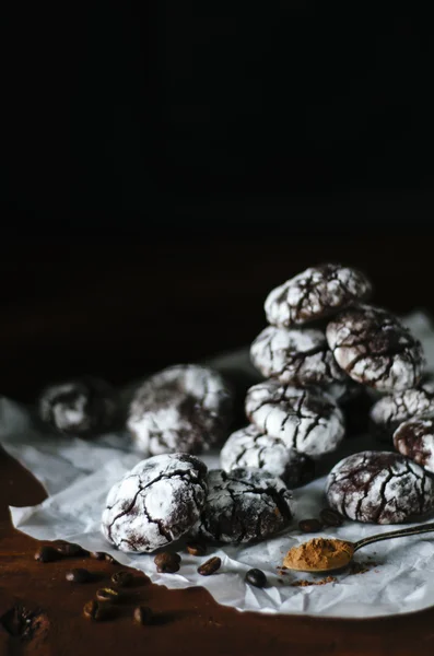 Cookies de chocolate com rachaduras e grãos de café — Fotografia de Stock