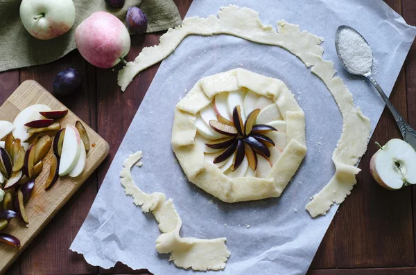 Galettes 与苹果和李子烹饪 — 图库照片