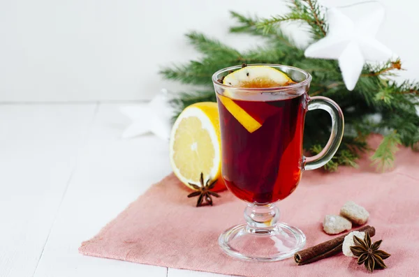 Baharatlar ve narenciye mulled şarap