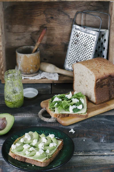 Sanduíche com queijo, pesto, abacate e espinafre — Fotografia de Stock