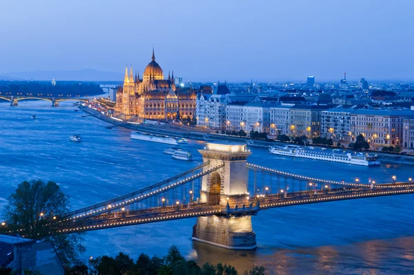 Chain Bridge and Parliament Building — Stock Photo, Image