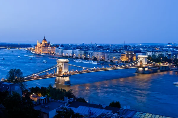 Budapester Aussicht mit Kettenbrücke und Parlamentsgebäude — Stockfoto