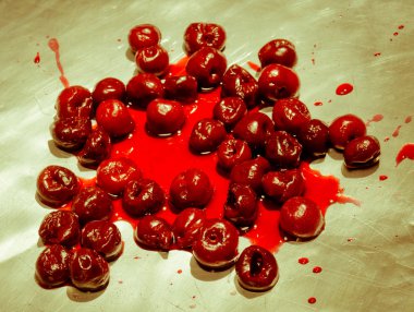 Sıçrayan vişne metalik yüzey vişne meyve