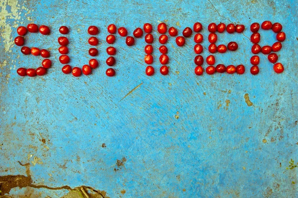 Wort Sommer aus Kirschen auf texturiertem blauen Hintergrund — Stockfoto