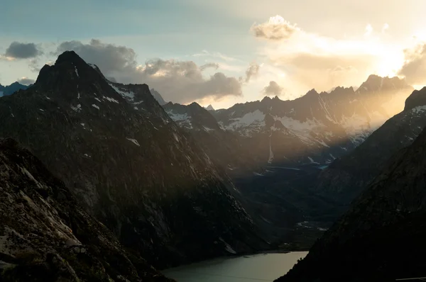 Grimselpass ve göl Grimselsee İsviçre Alpleri'nde