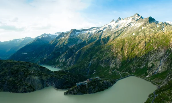 Grimselpass en meer Grimselsee in de Zwitserse Alpen — Stockfoto