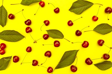 Kiraz kiraz yaprakları sarı zemin üzerine ile
