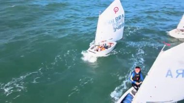 Açık denizlerdeki yelkenlilerin havadan görünüşü, Florianpolis, Santa Catarina, yat kulübü ve adadaki yelkenli tekneleriyle yarışan ve antrenman yapan çocuklar..