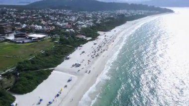 Florianpolis, Santa Catarina 'daki Jurere Uluslararası plajının panoramik hava manzarası, lüks evler, sahil kulüpleri, lüks bir turist plajındaki lüks konutlar..