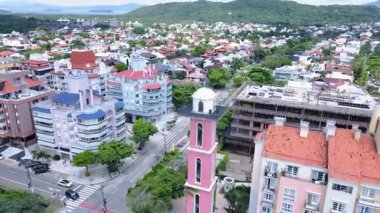 Jurer Open Shopping 'in hava manzarası, Jurere International, Florianpolis, Santa Catarina' da bir açık hava alışveriş merkezi, bir alışveriş merkezinin rahatlığıyla sokak alışverişi sunuyor..