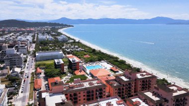 Florianopolis, Santa Catarina 'daki Jurere Uluslararası plajının panoramik hava manzarası, lüks evler, sahil kulüpleri, lüks bir turist kumsalındaki lüks konutlar, kalabalık insanlar..