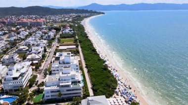 Florianpolis, Santa Catarina 'daki Jurere Uluslararası plajının panoramik hava manzarası, lüks evler, sahil kulüpleri, lüks bir turist kumsalındaki lüks konutlar, kalabalık insanlar..