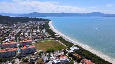 Florianpolis, Santa Catarina 'daki Jurere Uluslararası plajının panoramik hava manzarası, lüks evler, sahil kulüpleri, lüks bir turist kumsalındaki lüks konutlar, kalabalık insanlar..