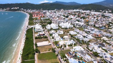 Florianpolis, Santa Catarina 'daki Jurere Uluslararası Sahili' nin panoramik hava manzarası, lüks evler, sahil kulüpleri, lüks bir turist kumsalındaki lüks konutlar, kalabalık insanlar..