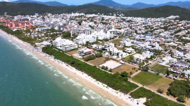 Florianpolis, Santa Catarina 'daki Jurere Uluslararası Sahili' nin panoramik hava manzarası, lüks evler, sahil kulüpleri, lüks bir turist kumsalındaki lüks konutlar, kalabalık insanlar..