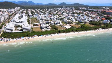 Florianpolis, Santa Catarina 'daki Jurere Uluslararası Sahili' nin panoramik hava manzarası, lüks evler, sahil kulüpleri, lüks bir turist kumsalındaki lüks konutlar, kalabalık insanlar..