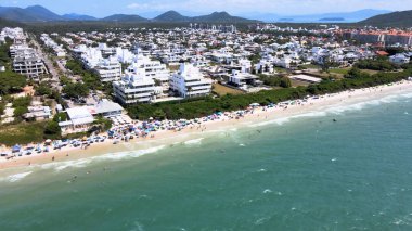 Florianpolis, Santa Catarina 'daki Jurere Uluslararası Sahili' nin panoramik hava manzarası, lüks evler, sahil kulüpleri, lüks bir turist kumsalındaki lüks konutlar, kalabalık insanlar..