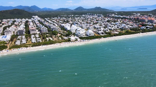Florianpolis, Santa Catarina 'daki Jurere Uluslararası plajının panoramik hava manzarası, lüks evler, sahil kulüpleri, lüks bir turist kumsalındaki lüks konutlar, kalabalık insanlar..