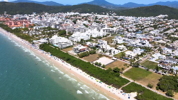 Florianpolis, Santa Catarina 'daki Jurere Uluslararası Sahili' nin panoramik hava manzarası, lüks evler, sahil kulüpleri, lüks bir turist kumsalındaki lüks konutlar, kalabalık insanlar..