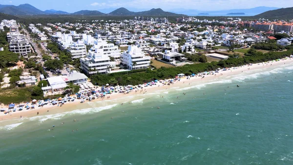 Florianpolis, Santa Catarina 'daki Jurere Uluslararası Sahili' nin panoramik hava manzarası, lüks evler, sahil kulüpleri, lüks bir turist kumsalındaki lüks konutlar, kalabalık insanlar..
