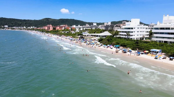 Florianopolis, Santa Catarina 'daki Jurere Uluslararası plajının havadan görünüşü, lüks evler, sahil kulüpleri, güneşli bir günde turkuaz mavi denizde lüks bir turistik bölgede lüks okyanus kıyısında konutlar..