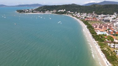 Florianpolis, Santa Catarina 'daki Jurere Uluslararası plajının panoramik hava manzarası, lüks evler, sahil kulüpleri, lüks bir turist kumsalındaki lüks konutlar, kalabalık insanlar..