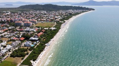 Florianpolis, Santa Catarina 'daki Jurere Uluslararası plajının panoramik hava manzarası, lüks evler, sahil kulüpleri, lüks bir turist kumsalındaki lüks konutlar, kalabalık insanlar..