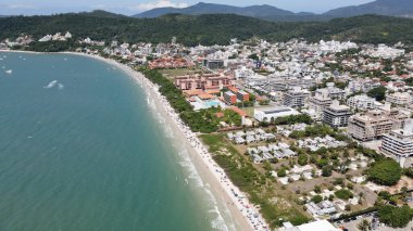 Florianpolis, Santa Catarina 'daki Jurere Uluslararası plajının panoramik hava manzarası, lüks evler, sahil kulüpleri, lüks bir turist kumsalındaki lüks konutlar, kalabalık insanlar..