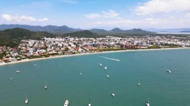 Florianpolis Santa Catarina 'daki Jurer Internacional ve Canajur sahillerinin havadan görünüşü. Tekneler, yatlar ve yelkenliler turkuaz mavi denizde marina ve rıhtımda..