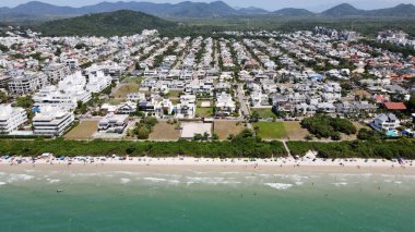 Florianpolis, Santa Catarina 'daki Jurere Uluslararası plajının panoramik hava manzarası, lüks evler, sahil kulüpleri, lüks bir turist kumsalındaki lüks konutlar, kalabalık insanlar..