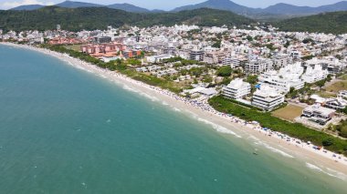 Florianpolis, Santa Catarina 'daki Jurere Uluslararası plajının panoramik hava manzarası, lüks evler, sahil kulüpleri, lüks bir turist kumsalındaki lüks konutlar, kalabalık insanlar..