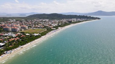 Florianpolis, Santa Catarina 'daki Jurere Uluslararası plajının panoramik hava manzarası, lüks evler, sahil kulüpleri, lüks bir turist kumsalındaki lüks konutlar, kalabalık insanlar..