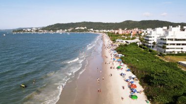 Florianpolis, Santa Catarina 'daki Jurere Uluslararası plajının panoramik hava manzarası, lüks evler, sahil kulüpleri, lüks bir turist kumsalındaki lüks konutlar, kalabalık insanlar..