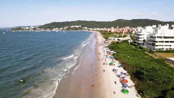 Florianpolis, Santa Catarina 'daki Jurere Uluslararası plajının panoramik hava manzarası, lüks evler, sahil kulüpleri, lüks bir turist kumsalındaki lüks konutlar, kalabalık insanlar..